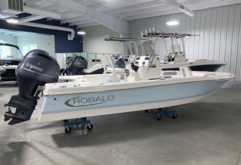 2023 Robalo 206 Cayman Ice Blue/White Boat